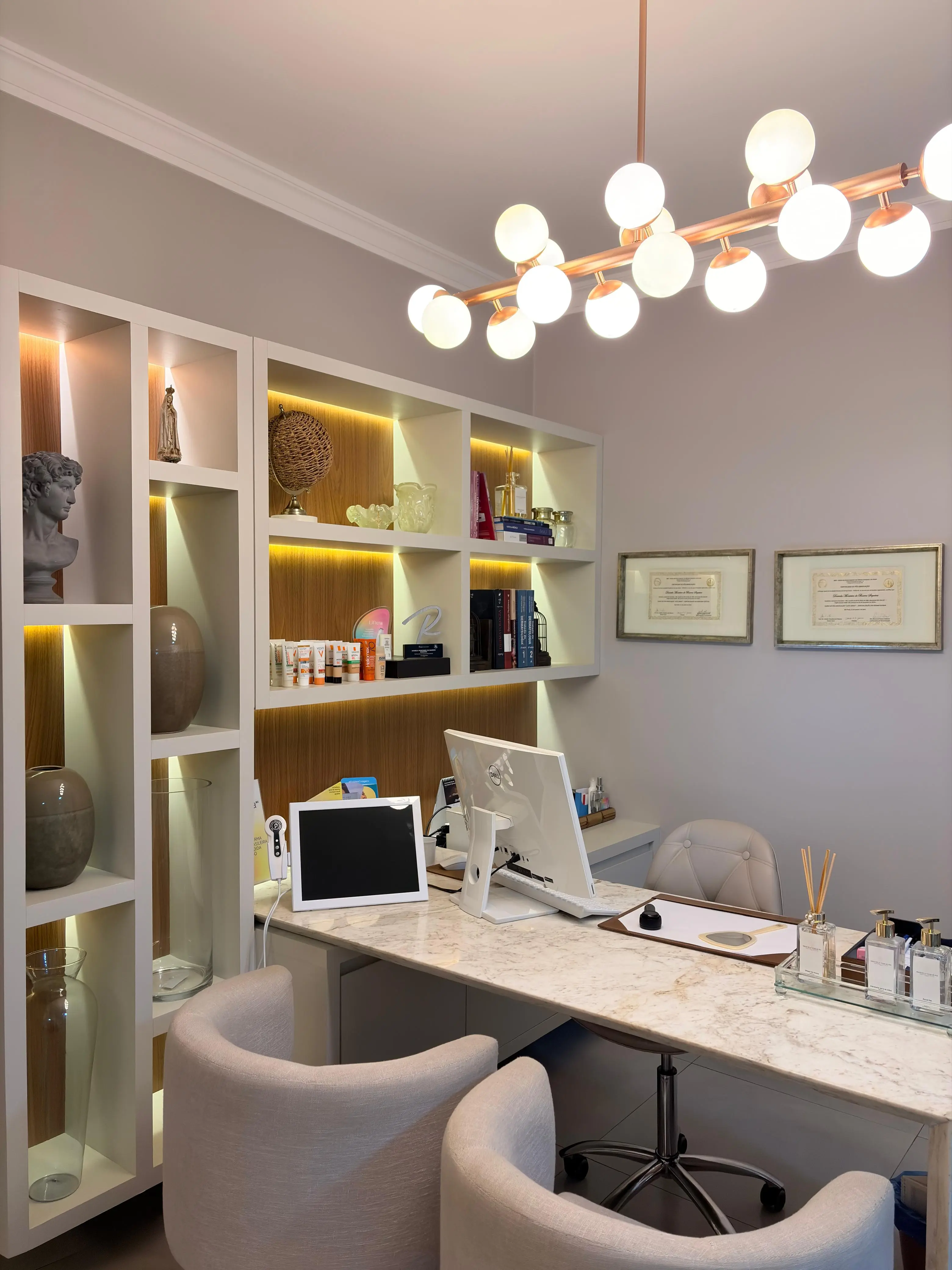 Design interno moderno e salas de atendimento da clínica em Dourados