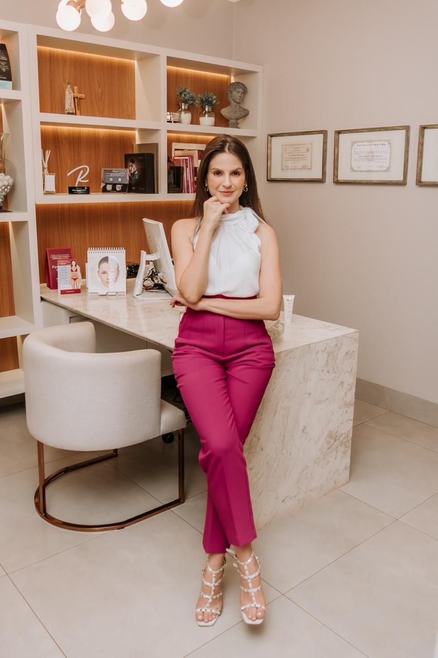 Retrato profissional da Dra. Daniela Siqueira, Médica Dermatologista
